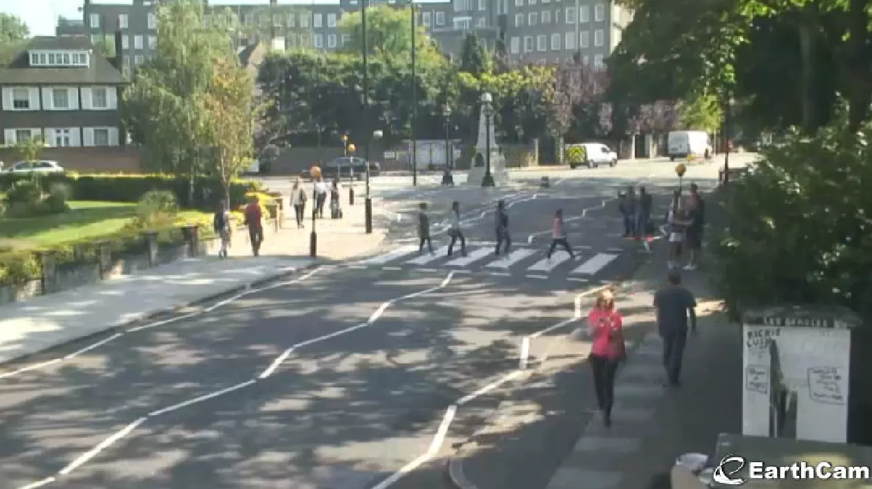 Kolla in när turisterna blockerar Abbey Road