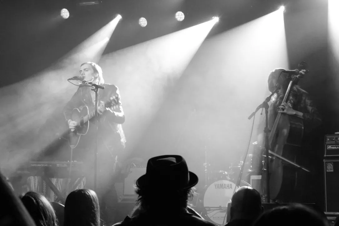 Det finns en styrka i hans mjuka röst som inte kommer fram live