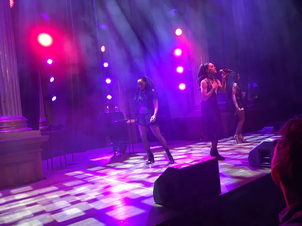 Lyxig karaokekväll med funkiga divor