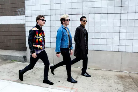 Ou Est Le Swimming Pool ger ut debut