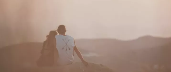 Svenska sångerskan stämmer producenten på miljonbelopp 