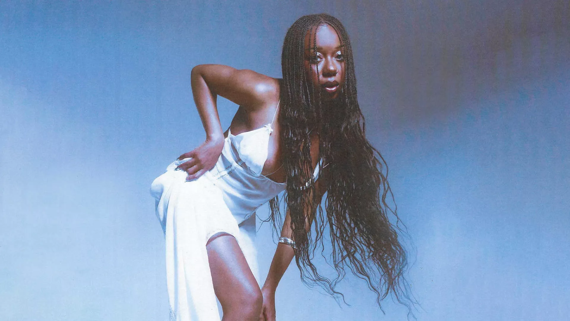 Idag släpper den elektroniska artisten Debby Friday ny musik.