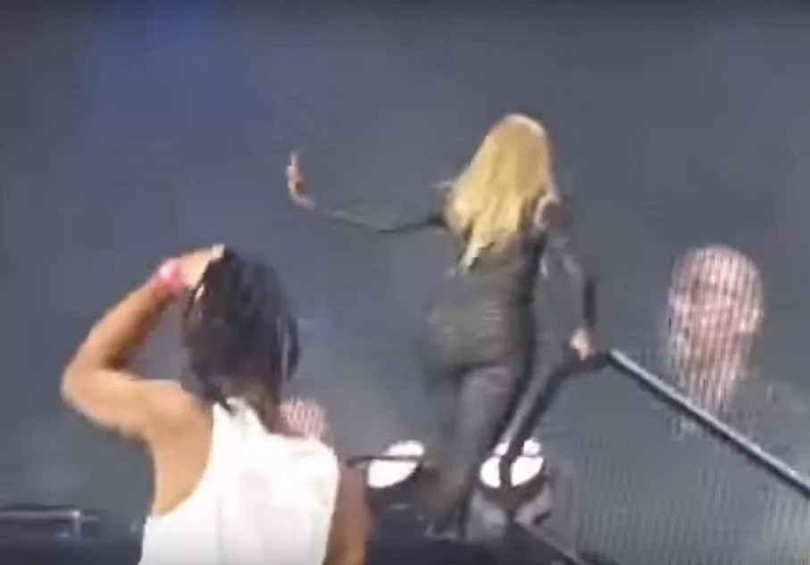Här lämnar världsstjärnan scenen - fanets show blev för mycket