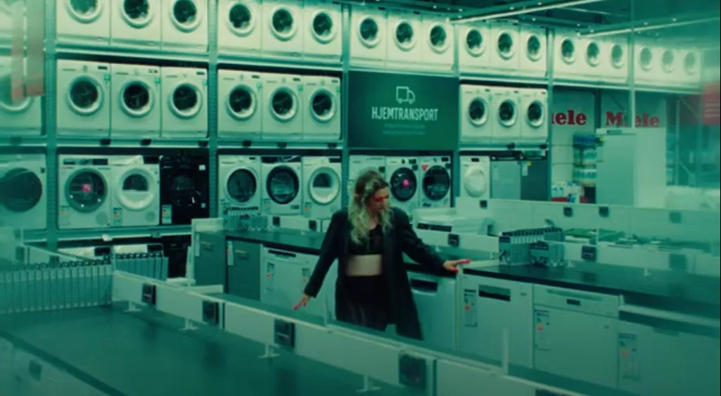 VIDEO: GAFFA På Græs-aktuelle GRETA er på danseeventyr i Elgiganten – og viser baby bump