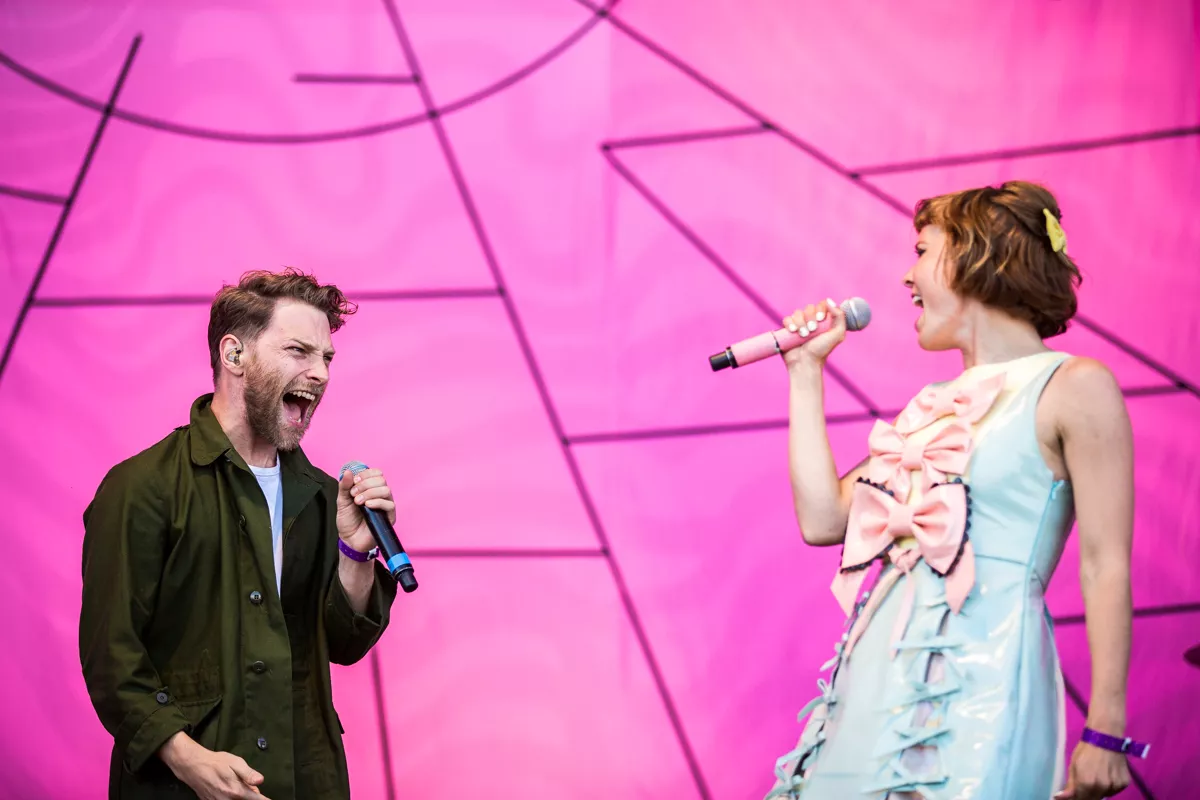 Kom helt på Oh Land og Turboweekend i ny musikvideo