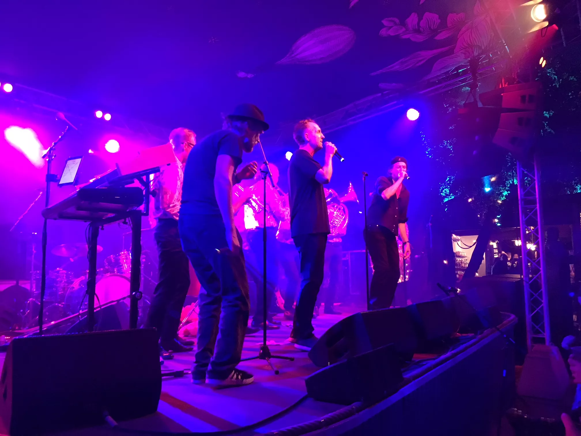 Tillbaka med hedern i behåll