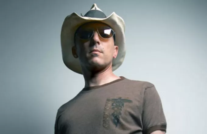 Tool-frontmand fylder rundt