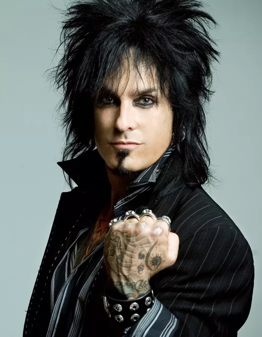 Nikki Sixx dubbelt aktuell i vår