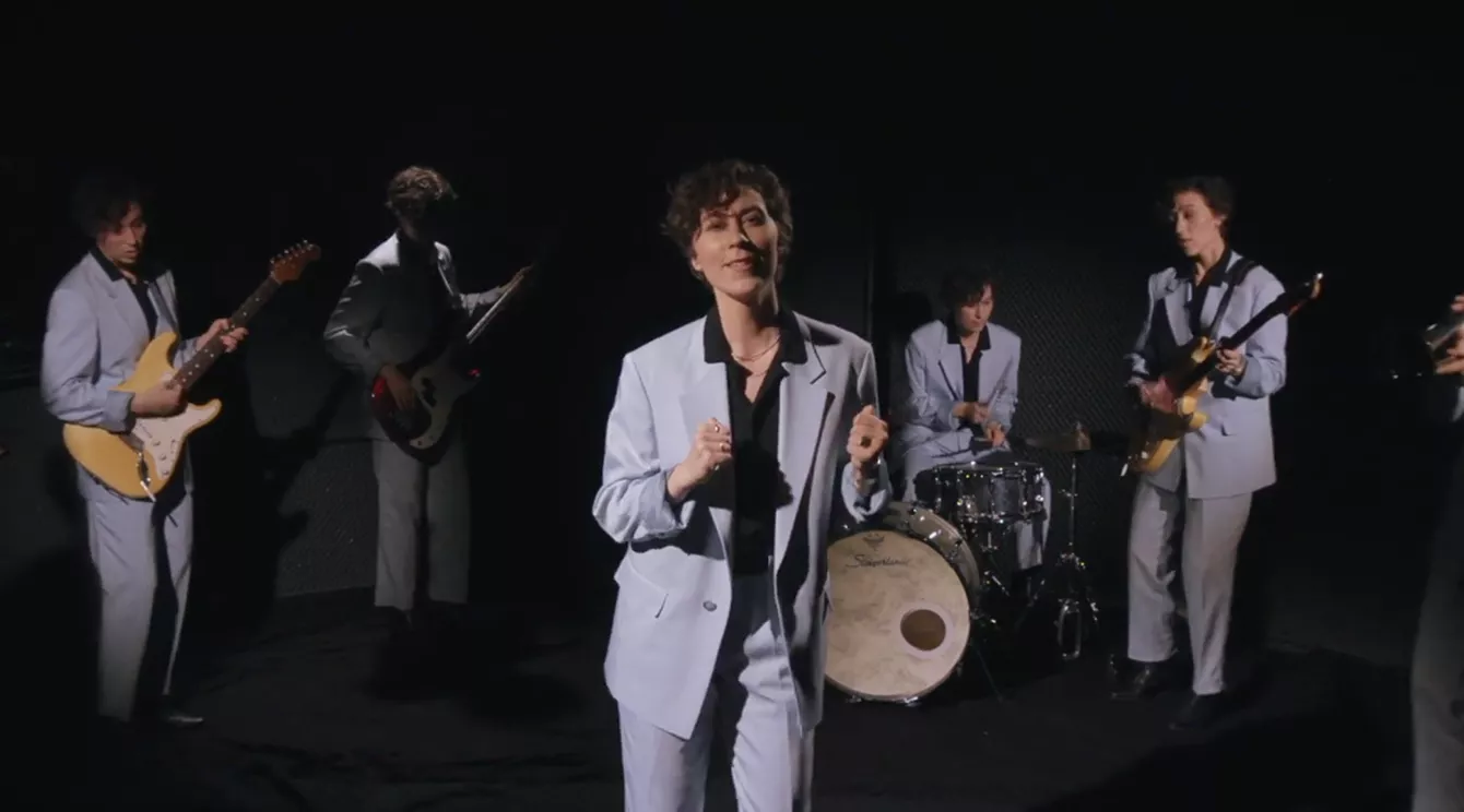 VIDEOPREMIERE: Ginne Marker sender kærlige kys til 70’erne med nyt, diskoklingende nummer