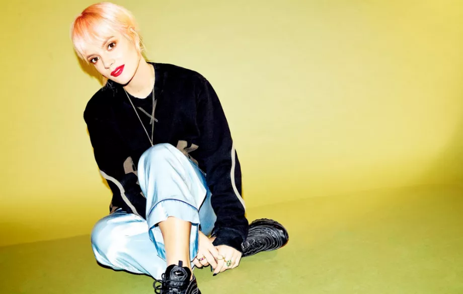 Lily Allen med utleverende essaysamling