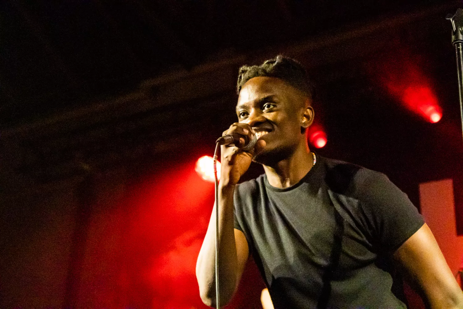 Generiske original-tracks løftes til dancehall extravaganza