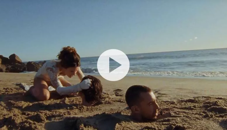 Video: Se Roskilde-aktuelle The Last Shadow Puppets i sand til halsen