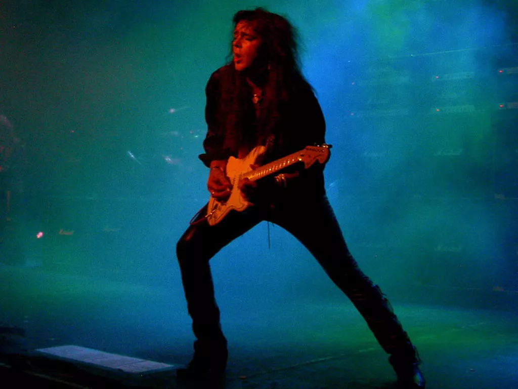 Yngwie Malmsteen spelar med The Roots