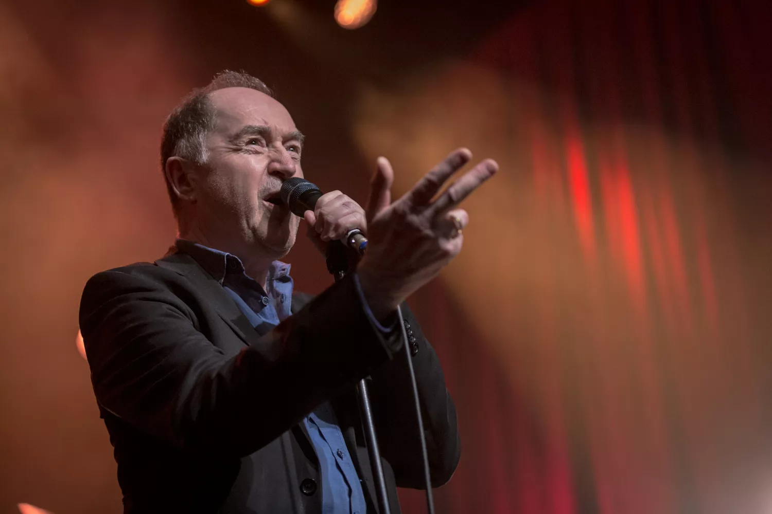 Skarp senior-sangskriver i stærkt selskab