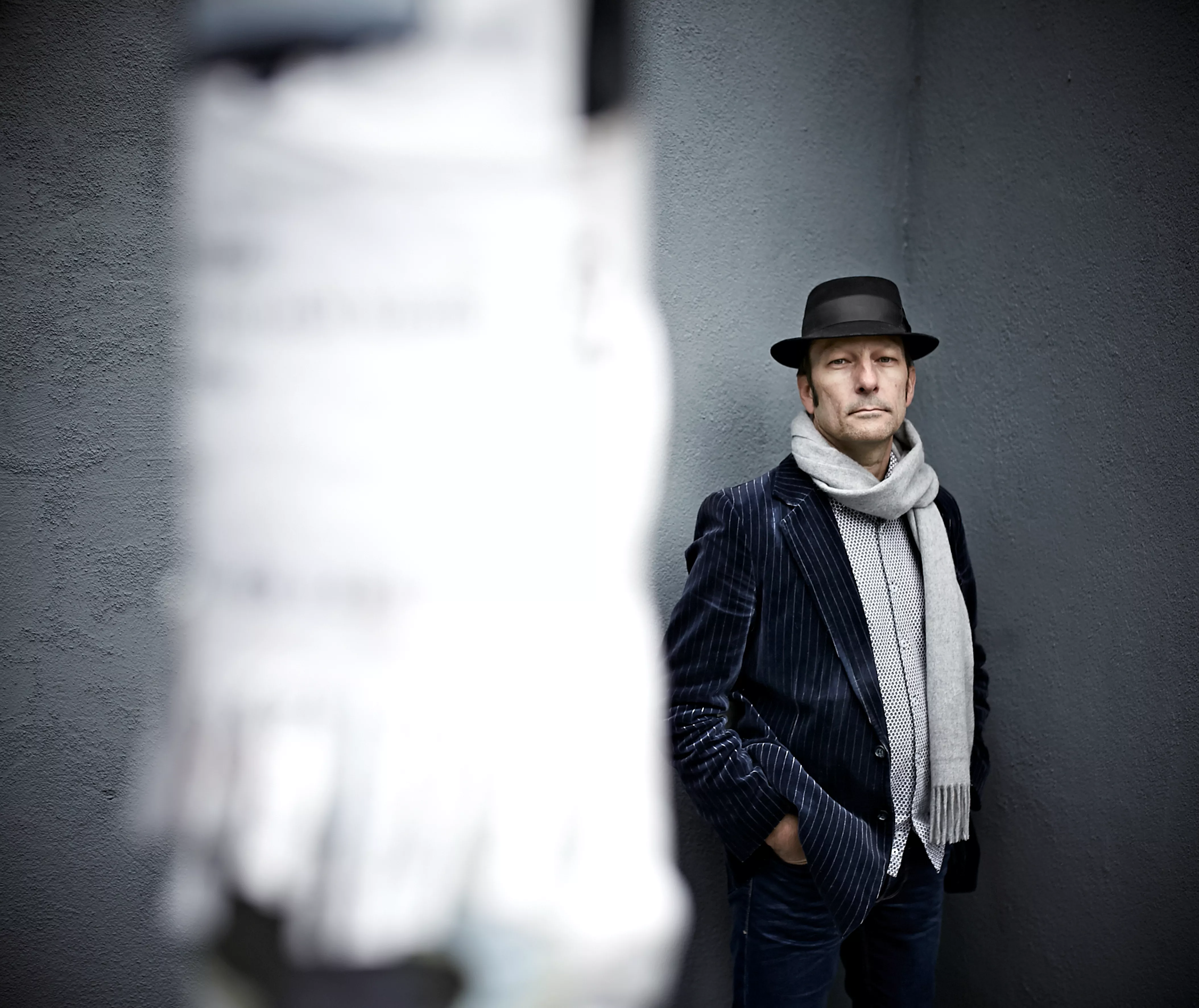 — Jeg ser lys og mørke i nesten alt