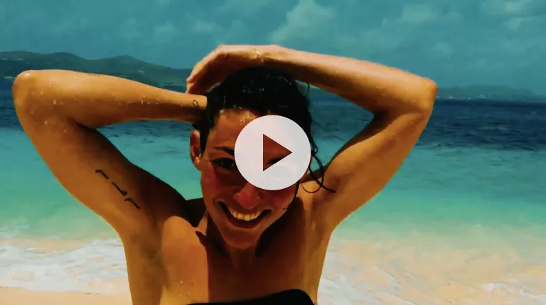 Video: Se Freja Kirk kåd på stranden