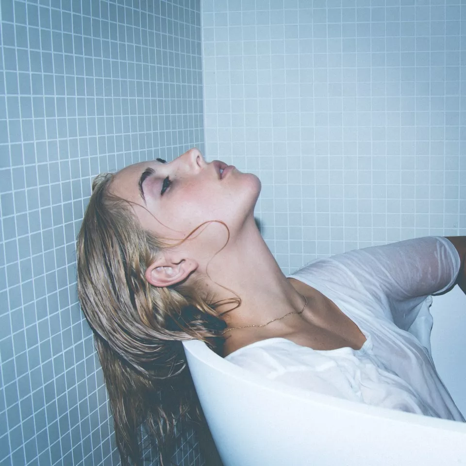 Utmanar kroppsideal med nya singeln