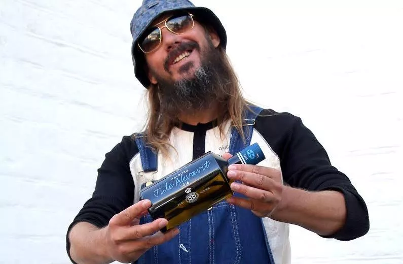 Skål! Jonny Hefty sætter rim på juleakvavit 