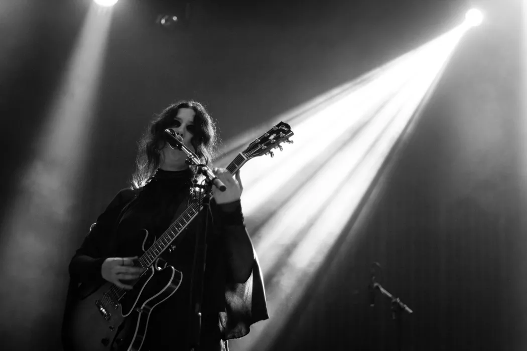 Neofolkgoth-drottningen mässar galet högt