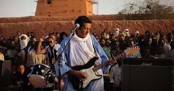Bombino spiller på Atlas