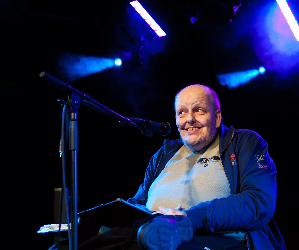 Freddie Wadling till sjukhus efter villabrand