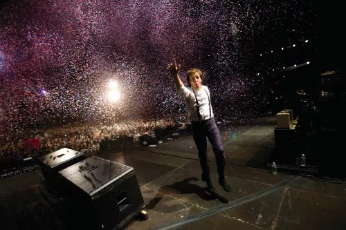 Paul McCartney skriver kontrakt med pladeselskabet, der afviste The Beatles