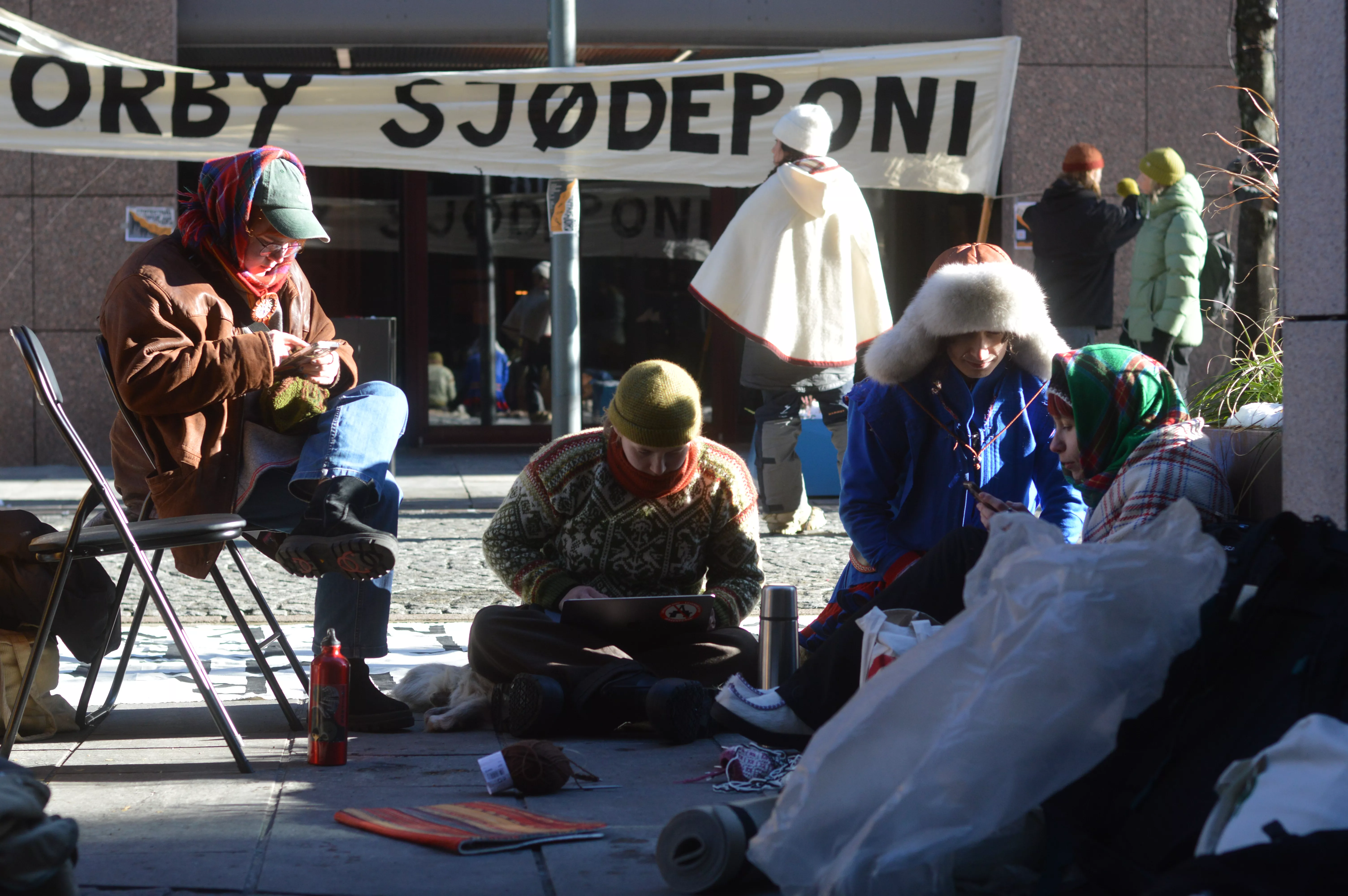 Festival og protest mot gruveplaner i Repparfjorden – demonstrerer utenfor investorens kontor