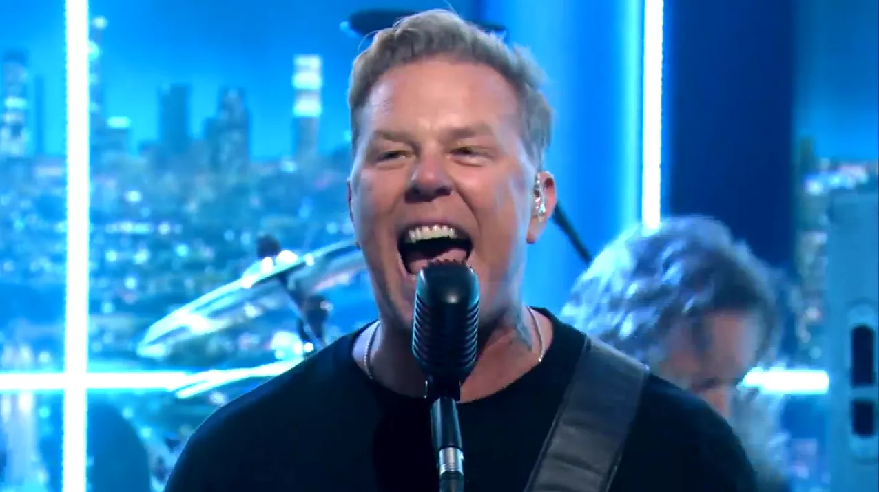 Se glade Metallica spille klassiker