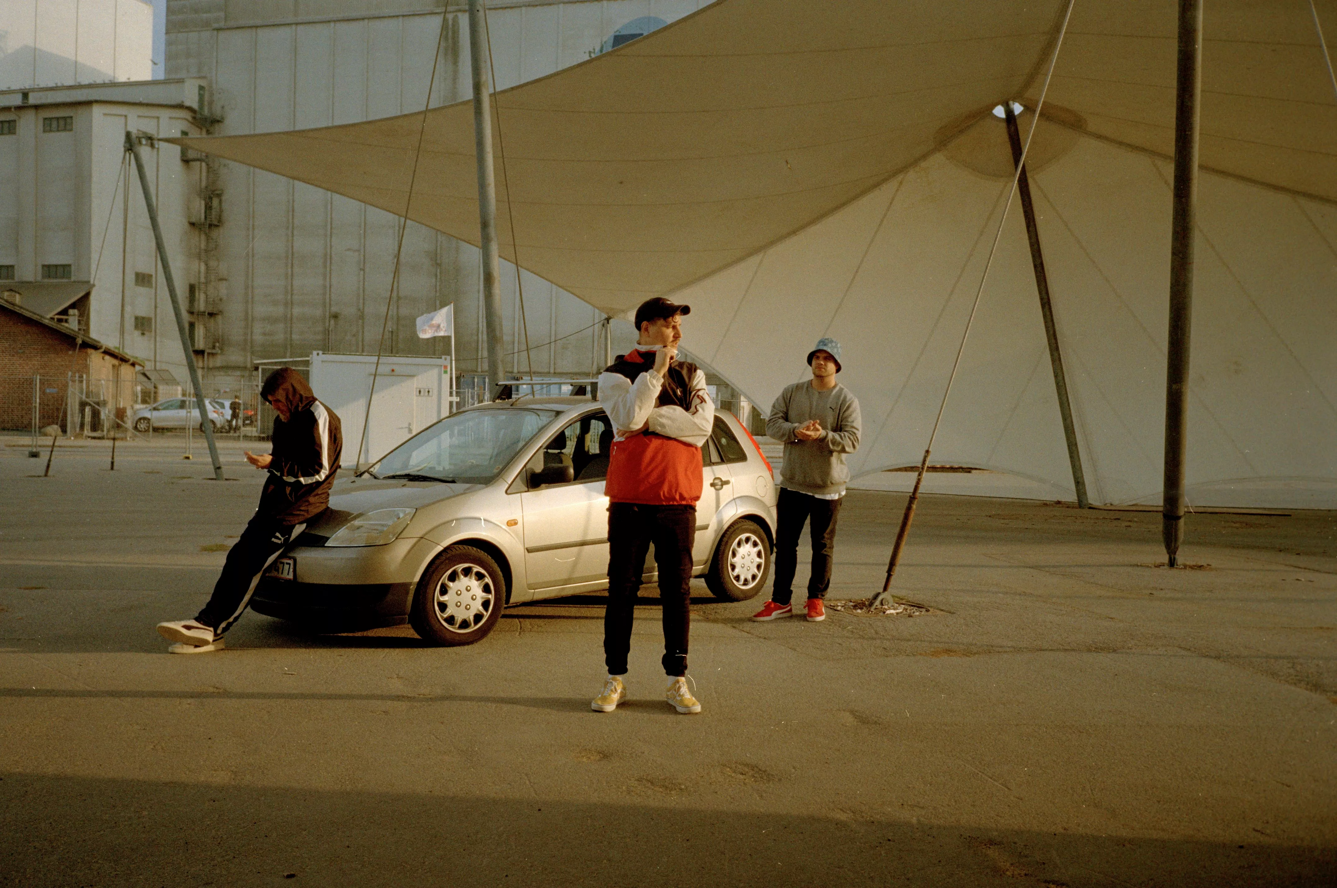 ANMELDELSE: Benzin på lejrbålet