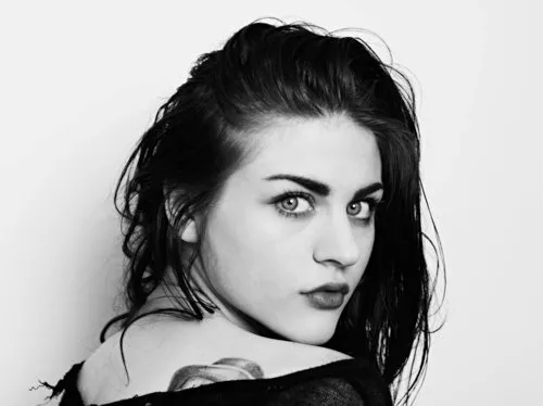 Frances Bean Cobain: ”Twitter burde bandlyse min mor”