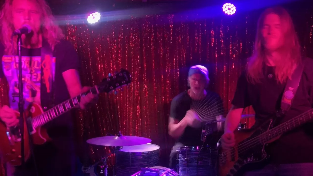 Red Hot Chili Peppers-trummis överraskar 17 personer på en australisk pub