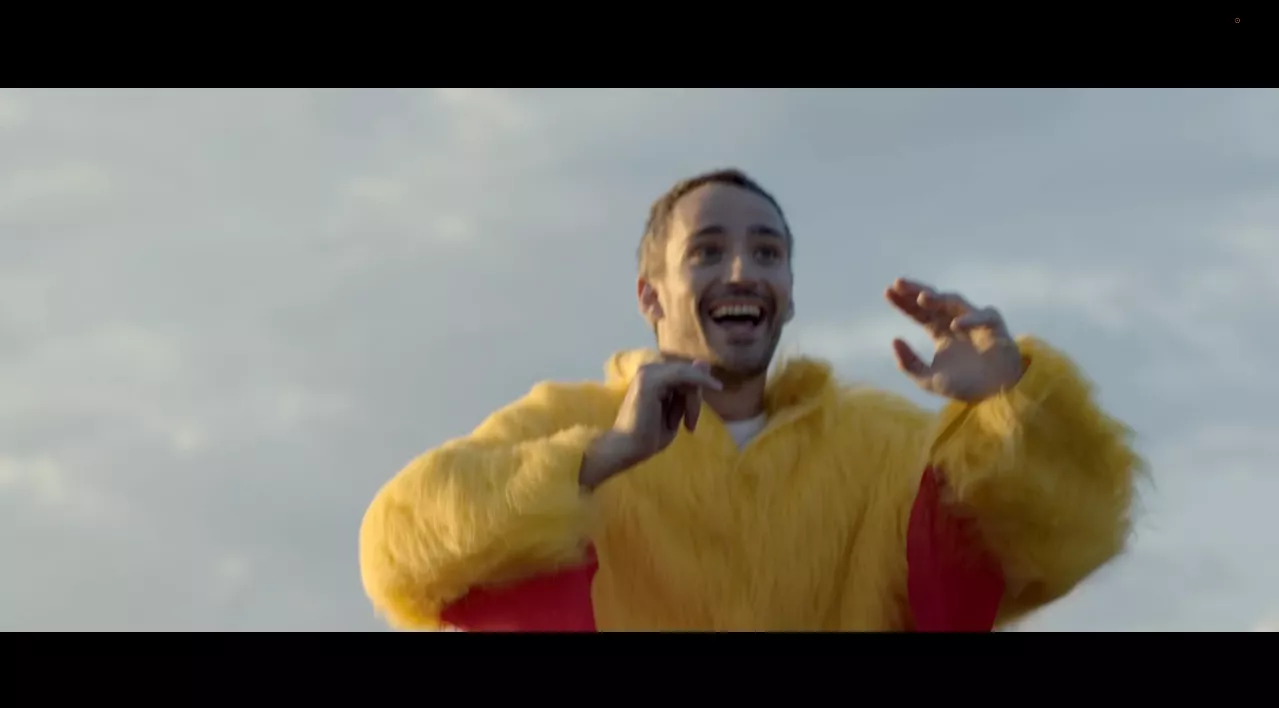 Videonyhed: Rasmus Walter fejrer kærligheden - i kyllingekostume