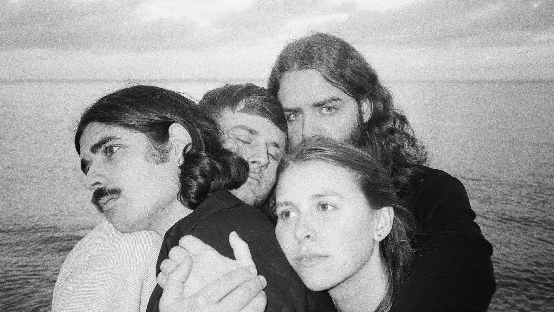 Danska Rigmor berättar att textuniversumet på deras nya album rör sig inom olika teman, där alla på ett eller annat sätt har sin grund i relationer mellan människor.