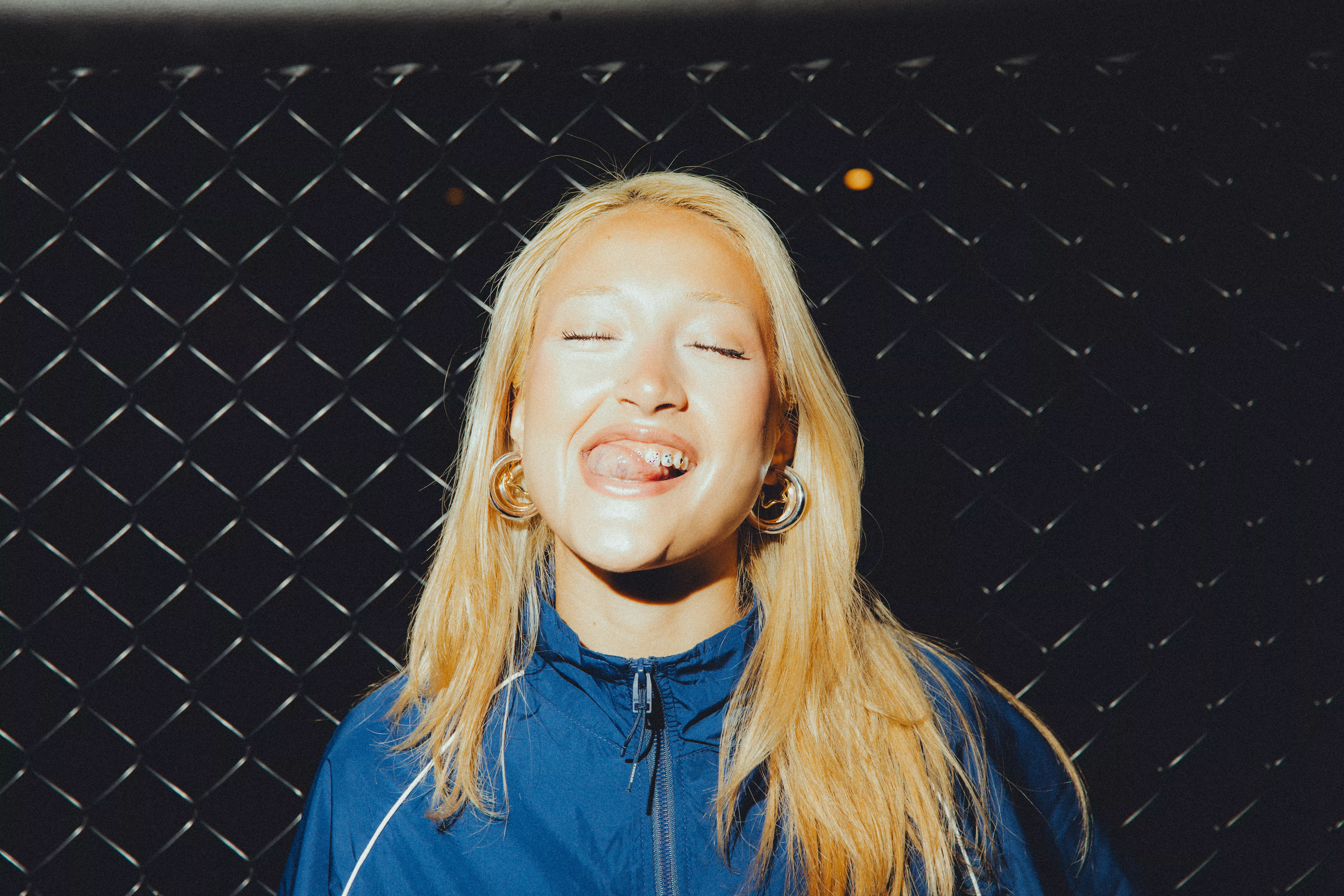 Det svenska stjärnskottet Jalda släpper idag singeln "Blond" från kommande EP.