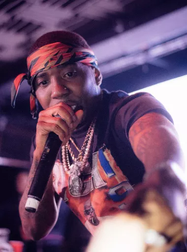 Hit-rapper efterlyst for drab melder sig selv