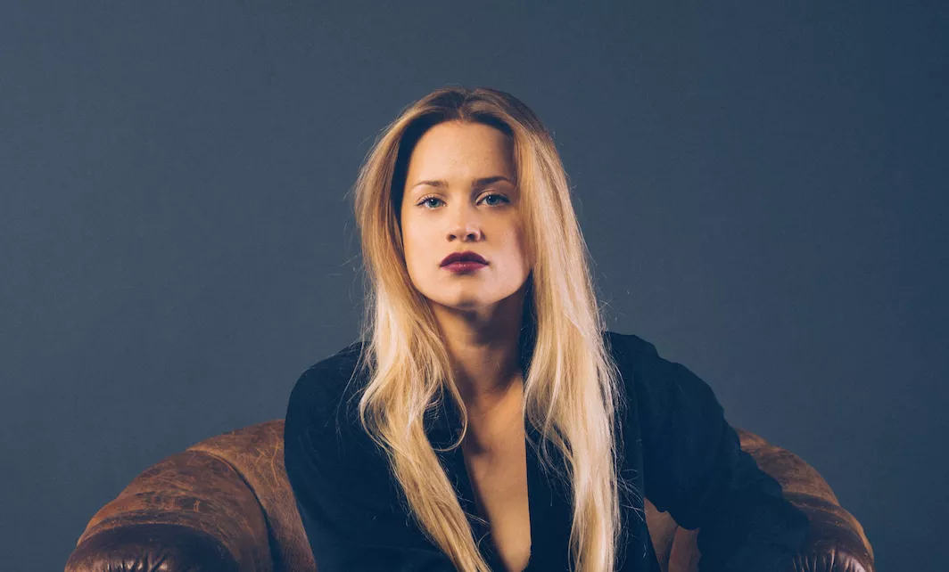 Harriet Nauer bland vampyrer, död och krossade flaskor