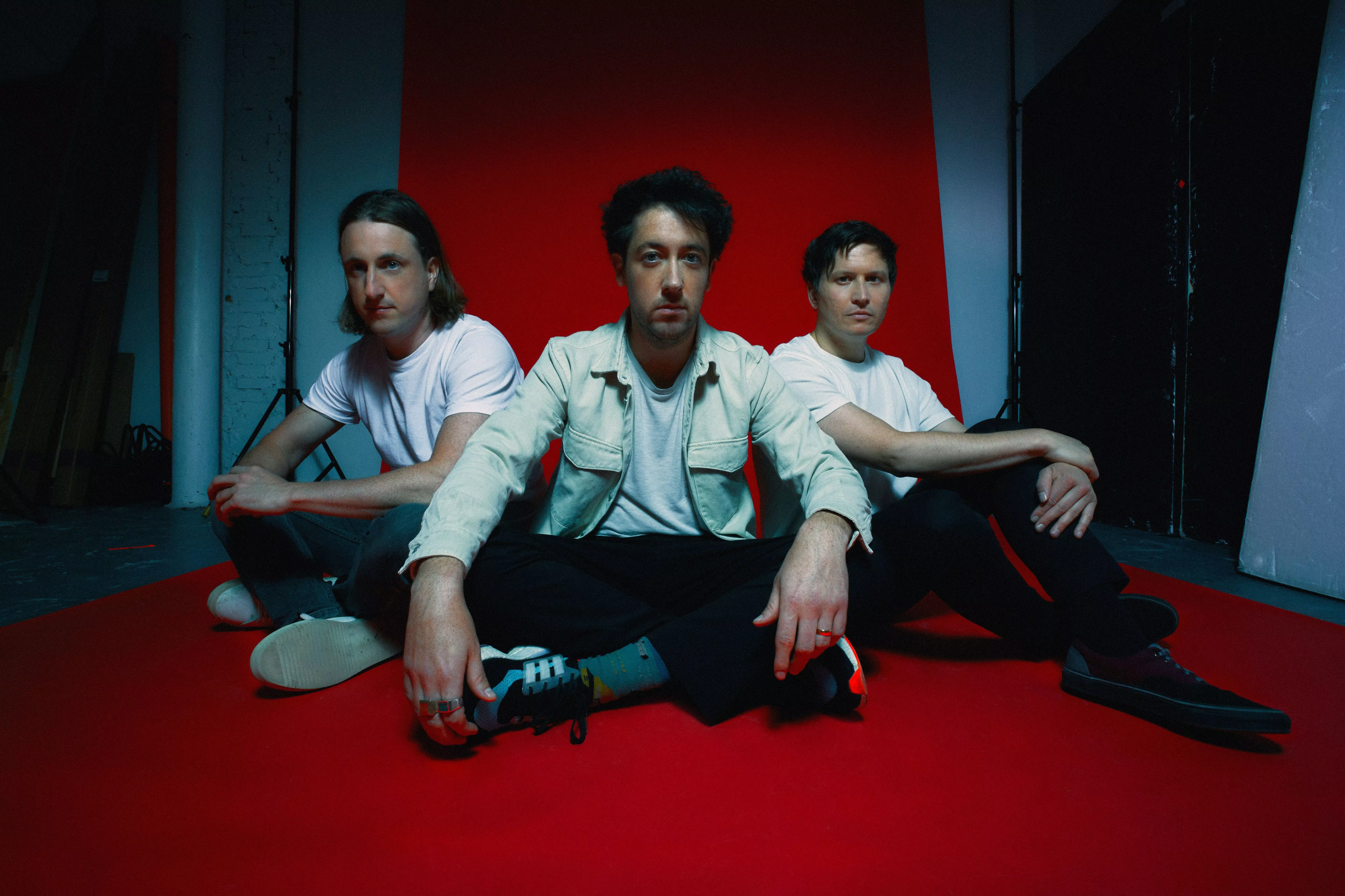 INTERVJU MED THE WOMBATS: – Vi spilte for lydmannen og hunden og kanskje et par fans fra Myspace