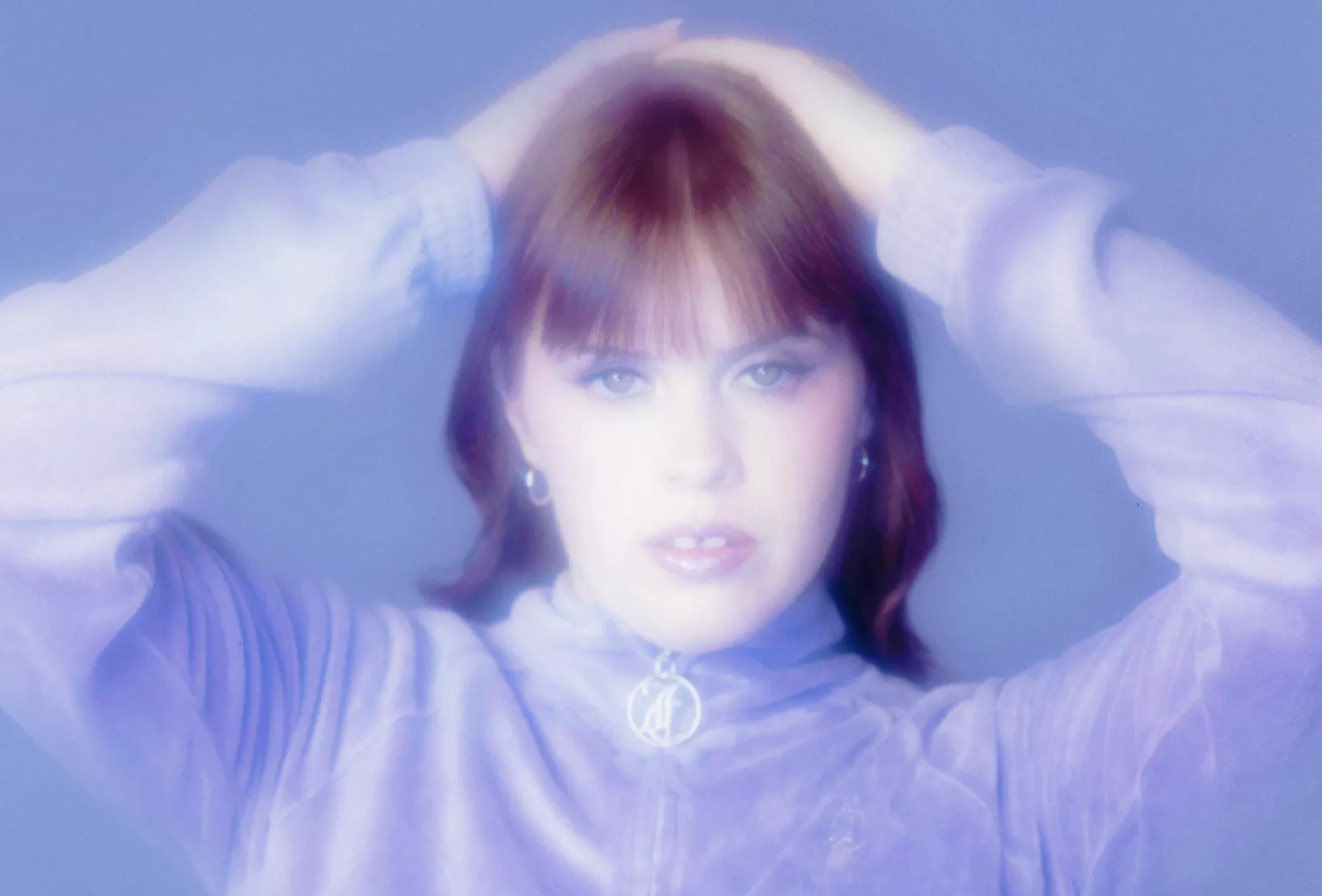 Ny single lyser natklubben op med "Y2K-glitter, attitude og pink power"