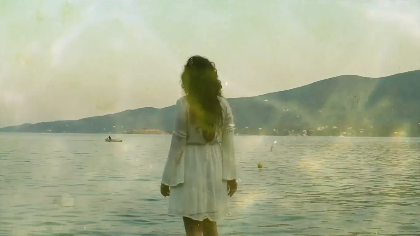 VIDEOPREMIERE: Debutanten Athina med varmt udspil