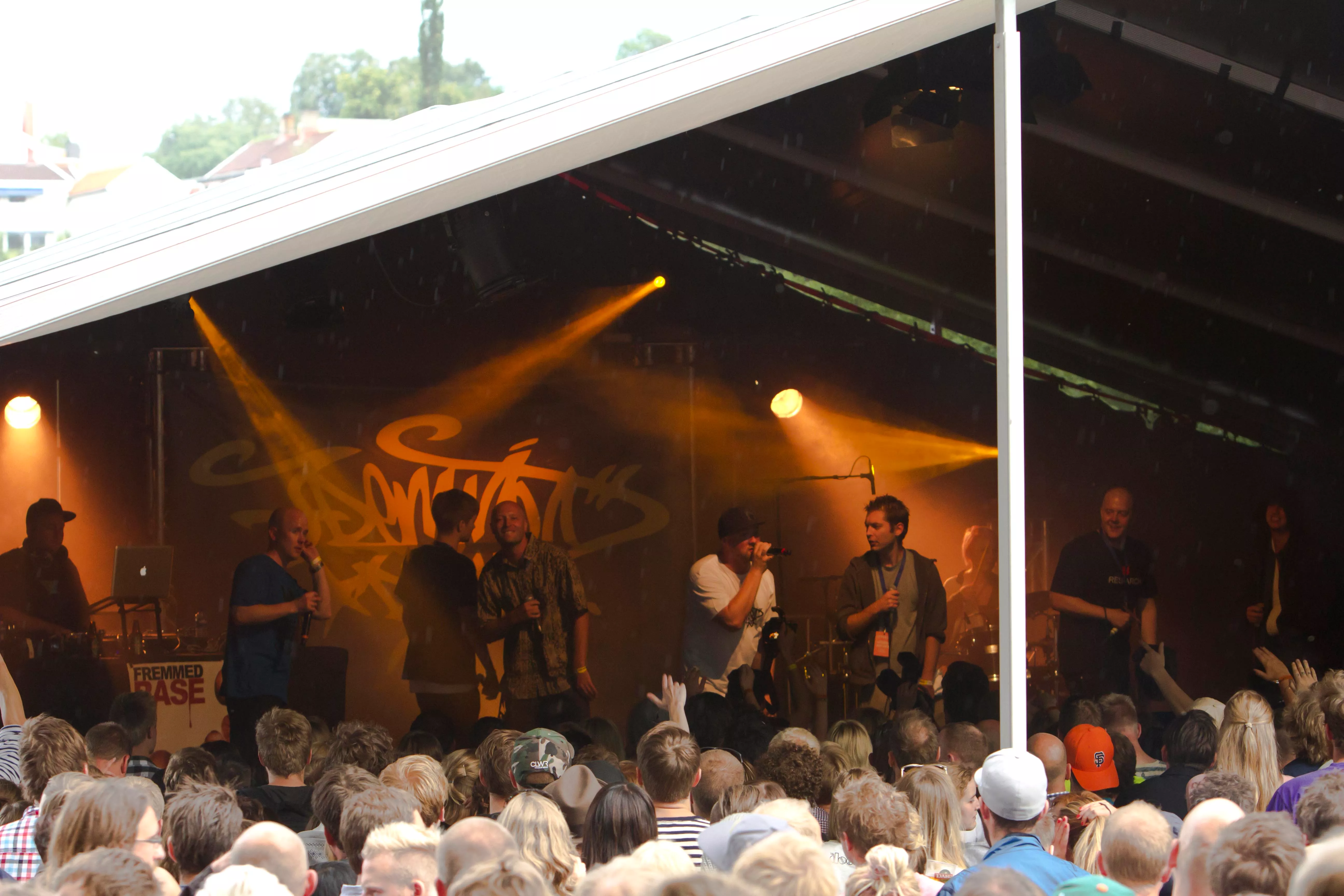 Fremmed Rase: Basstionen, Pstereo