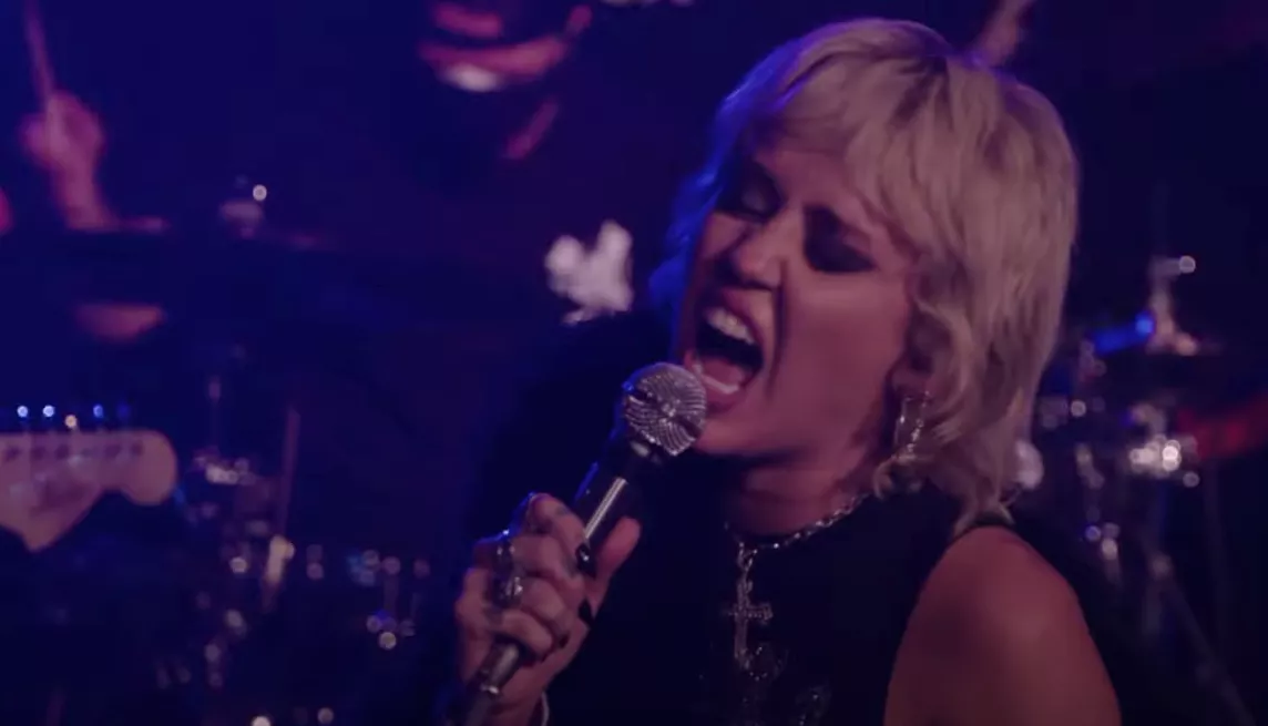 VIDEO: Miley Cyrus’ cover af ”Zombie” hyldes af The Cranberries