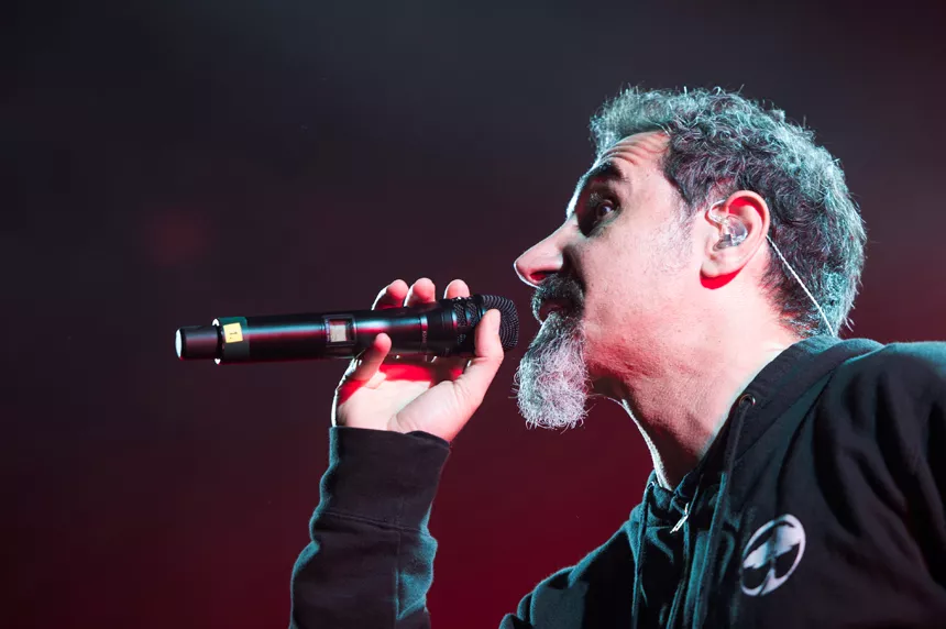 Han måtte undvige flaskekast fra vrede Slayer-fans. Nu udgiver Serj Tankian filosofisk selvbiografi