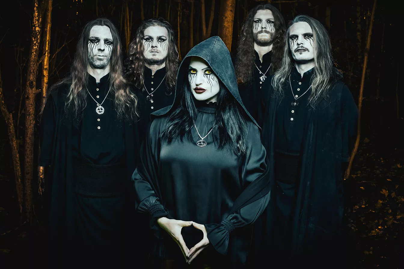 Hidsig og sort metaldebut med episk lydramme