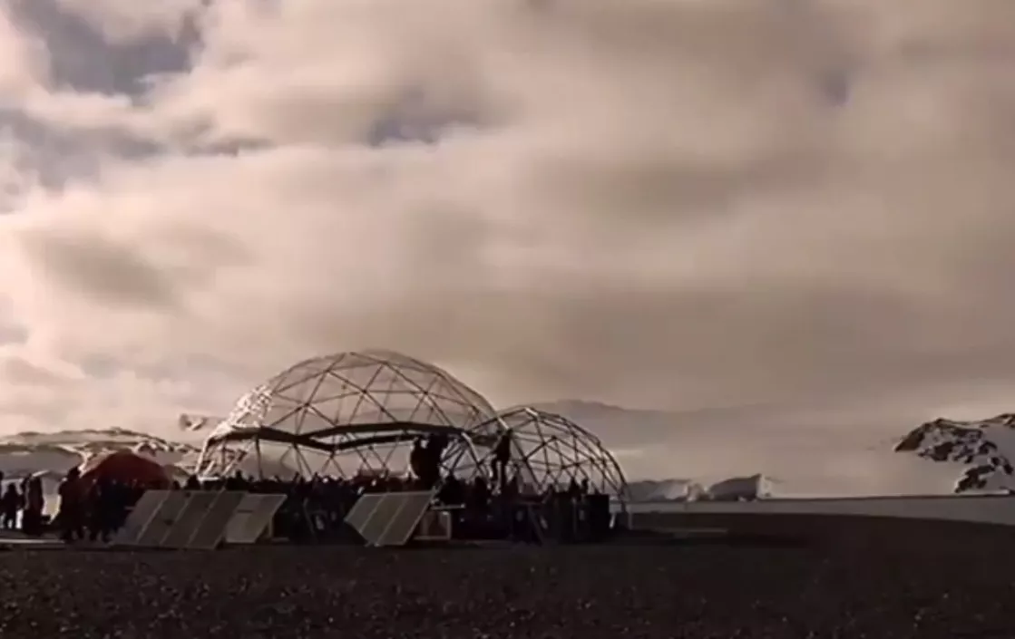 Se Metallica spille på Antarktis 