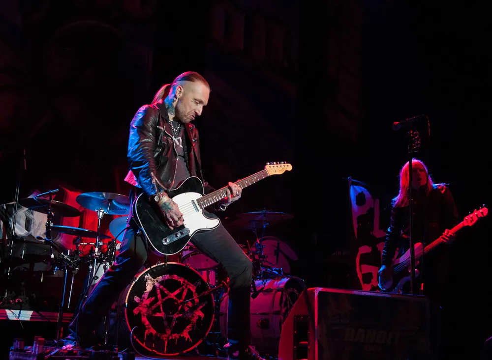 Crashdiet-manager hyllas med gala