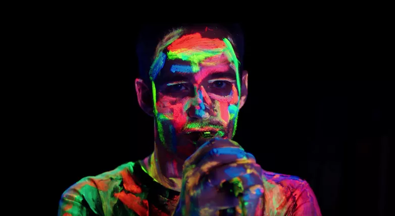 PREMIERE: Rasmus Walter er tilbage - på engelsk