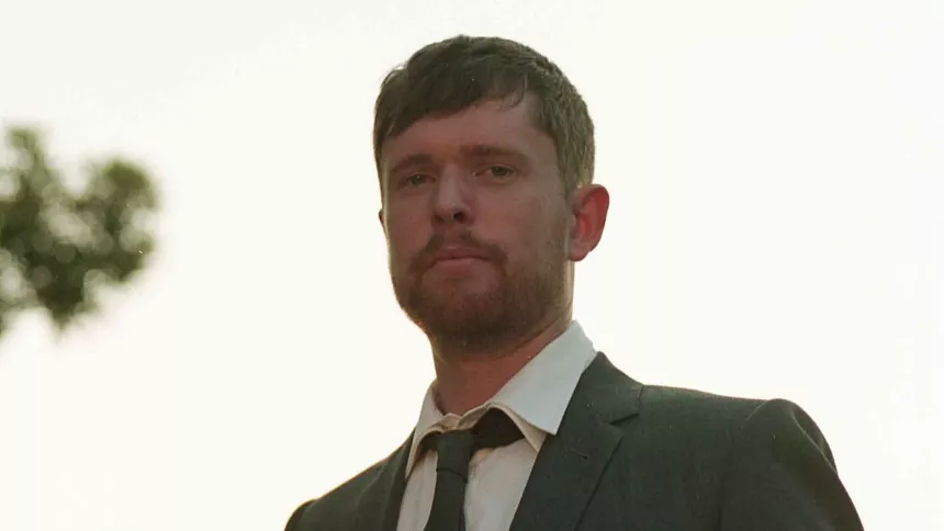 James Blakes kæreste svarer på kritik 