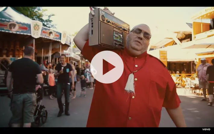 Sensommervideo: Se Hasan Shah chille med Gilli 