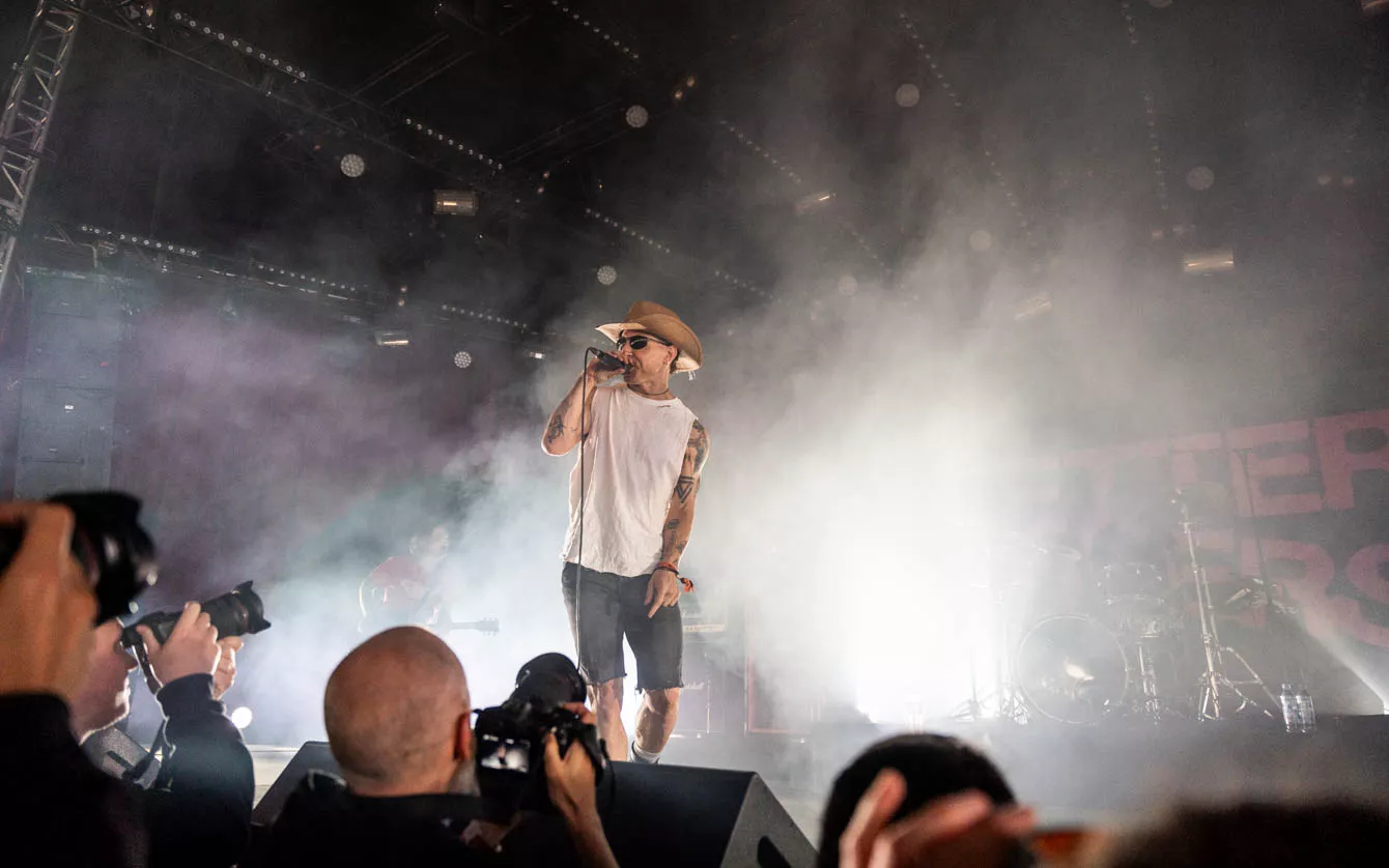 Under sidste nummer kaster han sig ud over publikum