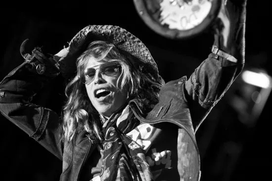 Steven Tyler falder ned fra scenen